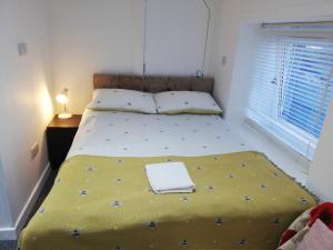 Postel nebo postele na pokoji v ubytování Kirkcaldy High Street Modern studio