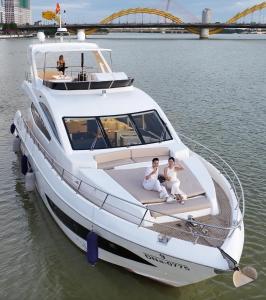 Θέα στο ποτάμι κοντά σε αυτό το πλωτό κατάλυμα