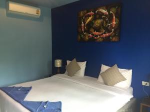 Postel nebo postele na pokoji v ubytování Baan Suan Ta Hotel