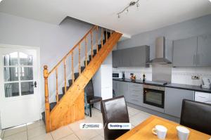 Η κουζίνα ή μικρή κουζίνα στο Serviced 2BR Home in Bolton Near Manchester