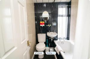 Ένα μπάνιο στο Serviced 2BR Home in Bolton Near Manchester