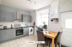 Η κουζίνα ή μικρή κουζίνα στο Serviced 2BR Home in Bolton Near Manchester