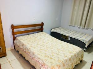 Un dormitorio con dos camas en una habitación. en Recanto Dubom, a 10 minutos do autódromo Goiânia, en Bela Vista de Goiás 16 fotos más