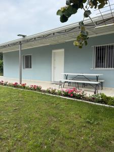 斯库台Villa Sole的鲜花盛开的建筑前的野餐桌