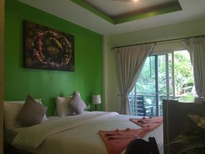 Postel nebo postele na pokoji v ubytování Baan Suan Ta Hotel