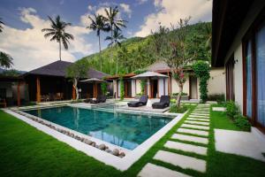 una imagen de una piscina en una villa en Bale Mandala Villas, en Senggigi 