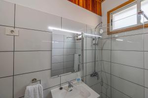 Un baño blanco con lavabo y espejo. en Casita Pedro El Remo, en Los Llanos de Aridane 38 fotos más