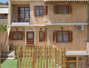 Μπαλκόνι ή βεράντα στο Quiet Wood-Style Maisonette