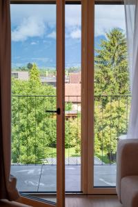 a room with a sliding glass door looking out onto a courtyard at Schäfle Feldkirch-Altenstadt in Feldkirch