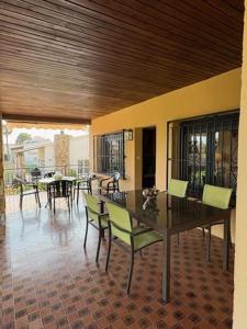 Un comedor con una mesa y algunas sillas. en Villa Penedes, en Roda de Bará