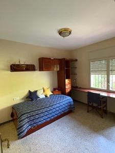 Un dormitorio con una cama y un escritorio. en Villa Penedes, en Roda de Bará