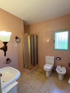 Un baño con ducha, inodoro y lavabo. en Villa Penedes, en Roda de Bará 7 fotos más