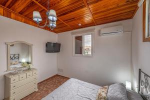 Un dormitorio con una cama, una cómoda y un espejo. en Casita Pedro El Remo, en Los Llanos de Aridane