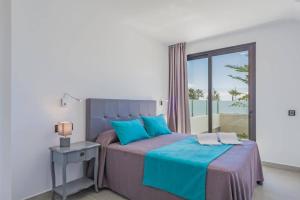 une chambre avec un lit avec vue sur l'océan dans l'établissement Villa Alana by Villa Plus, à Corralejo