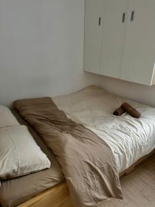 Thôn Văn DươngにあるPrado Homestay 1の部屋にある木の棒が置かれたベッド