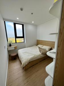 Thôn Văn DươngにあるPrado Homestay 1のベッドと窓のある小さな寝室