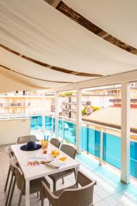 Bazén v ubytování Appartamenti Casa De Lazzari - Piazza Brescia - Adria Holiday Jesolo - FAMILY APARTMENTS nebo v jeho okolí