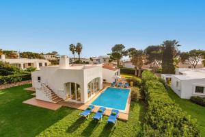 una vista aerea di una casa con piscina di Villa Bini Cinco by Villa Plus a Binibeca