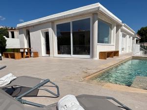 ペニスコラにあるVilla ISLAのプールとパティオのある家