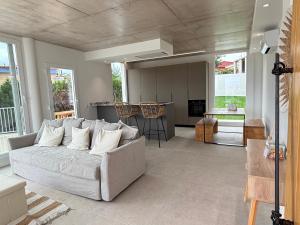 ペニスコラにあるVilla ISLAの白いソファとキッチンのあるリビングルーム