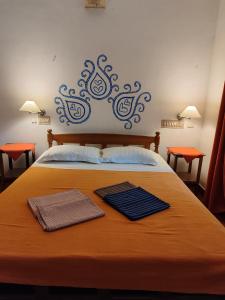 un letto con due asciugamani sopra di TagUndNacht Homestay a Cochin