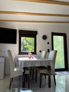 Un comedor con mesa y sillas en HirschRaum, en Wadern