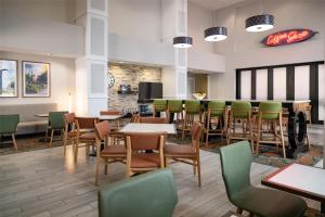 拉克罗斯市中心汉普顿套房酒店餐厅或其他用餐的地方