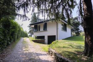 a white house on the side of a road at Il cubo di Aligi in Missaglia