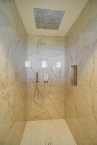 bagno con doccia e parete in marmo di Bastide d'été - Haut de Villa Vence a Vence Altre 8 foto