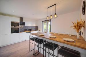 una cucina con un grande tavolo e sedie in legno di Bastide d'été - Haut de Villa Vence a Vence