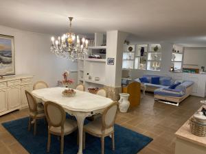 a dining room and living room with a table and chairs at LUMà in Santo Spirito
