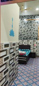 Un pat sau paturi într-o cameră la Kanha ji 5 star PG family 12 rooms near lord Krishna temple free pick up service also Activa rent