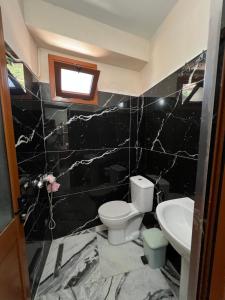 Gallery image of Vila Memaj in Vlorë +14 photos