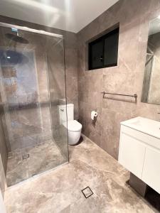 Ένα μπάνιο στο Modern and Comfortable Queen Room - OR2