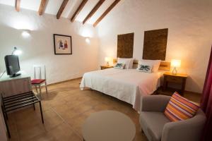 um quarto com uma cama, um sofá e uma TV em Monte da Corça Nova em Vila Nova de Milfontes mais 37 fotografias