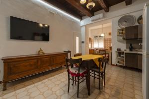 eine Küche und ein Esszimmer mit Tisch und Stühlen in der Unterkunft Da Sisina in Civita