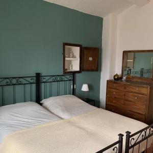 une chambre avec un lit, une commode et un miroir dans l'établissement Vrijstaand vakantiehuis La Piccigliana - 6 personen, à Montelaterone