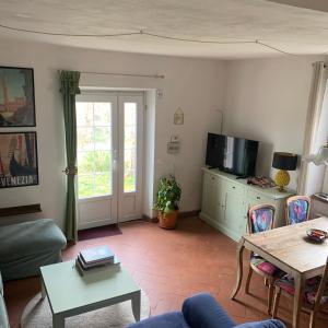 un salon avec un canapé et une table dans l'établissement Vrijstaand vakantiehuis La Piccigliana - 6 personen, à Montelaterone