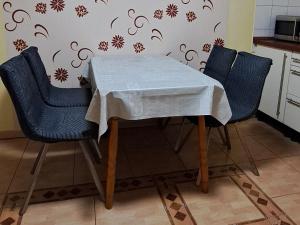a table and four chairs with a white table cloth on it at Schöne 2 Zimmer Wohnung in Fürth +8 photos
