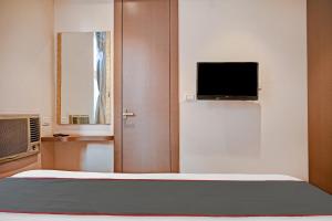 TV a/nebo společenská místnost v ubytování Hotel O Vrindavan