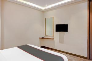 TV a/nebo společenská místnost v ubytování Hotel O Vrindavan