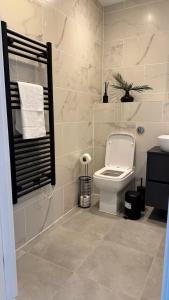 Koupelna v ubytování Luxury 2 Bedroom with Balcony Sleeps 4 + 19 fotografií