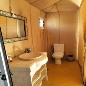 Koupelna v ubytování Erg Chebbi Romantic Desert Camp