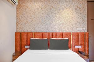 Postel nebo postele na pokoji v ubytování Hotel O Vrindavan