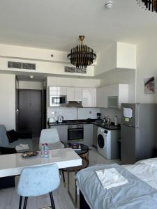 Кухня или мини-кухня в Bayz Business Bay Lux Studio with Resort Amenities

