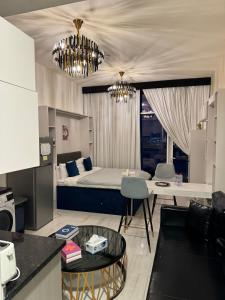 Кровать или кровати в номере Bayz Business Bay Lux Studio with Resort Amenities