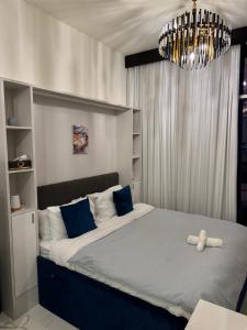 Кровать или кровати в номере Bayz Business Bay Lux Studio with Resort Amenities