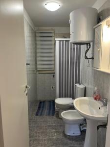 Un baño con dos inodoros y un lavabo. en Borgo Palombaio Sea, en Agnone Bagni