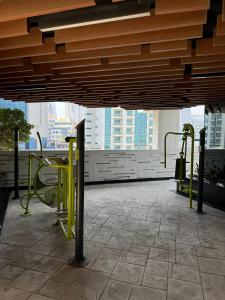 Фитнес-центр и/или тренажеры в Bayz Business Bay Lux Studio with Resort Amenities