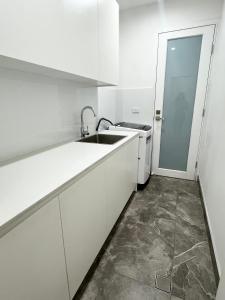 Dapur atau dapur kecil di Spacious Queen Room with Attached Bathroom - OR1 +5 gambar